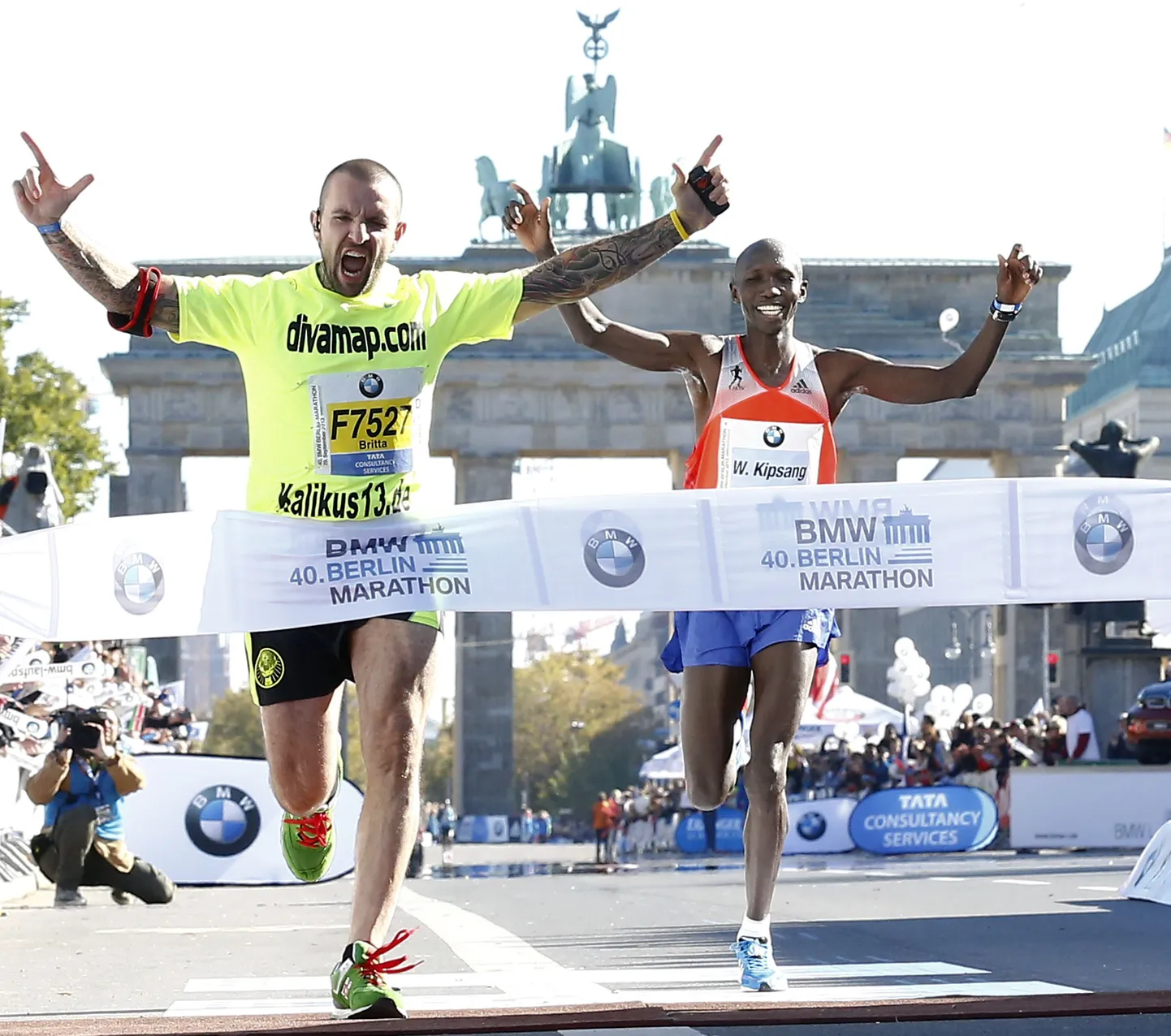 Prostitutsiooni toetav mees ületab Berliini maratonil finišijoone enne maailmarekordi püstitanud Wilson Kipsang Kiprotichit.