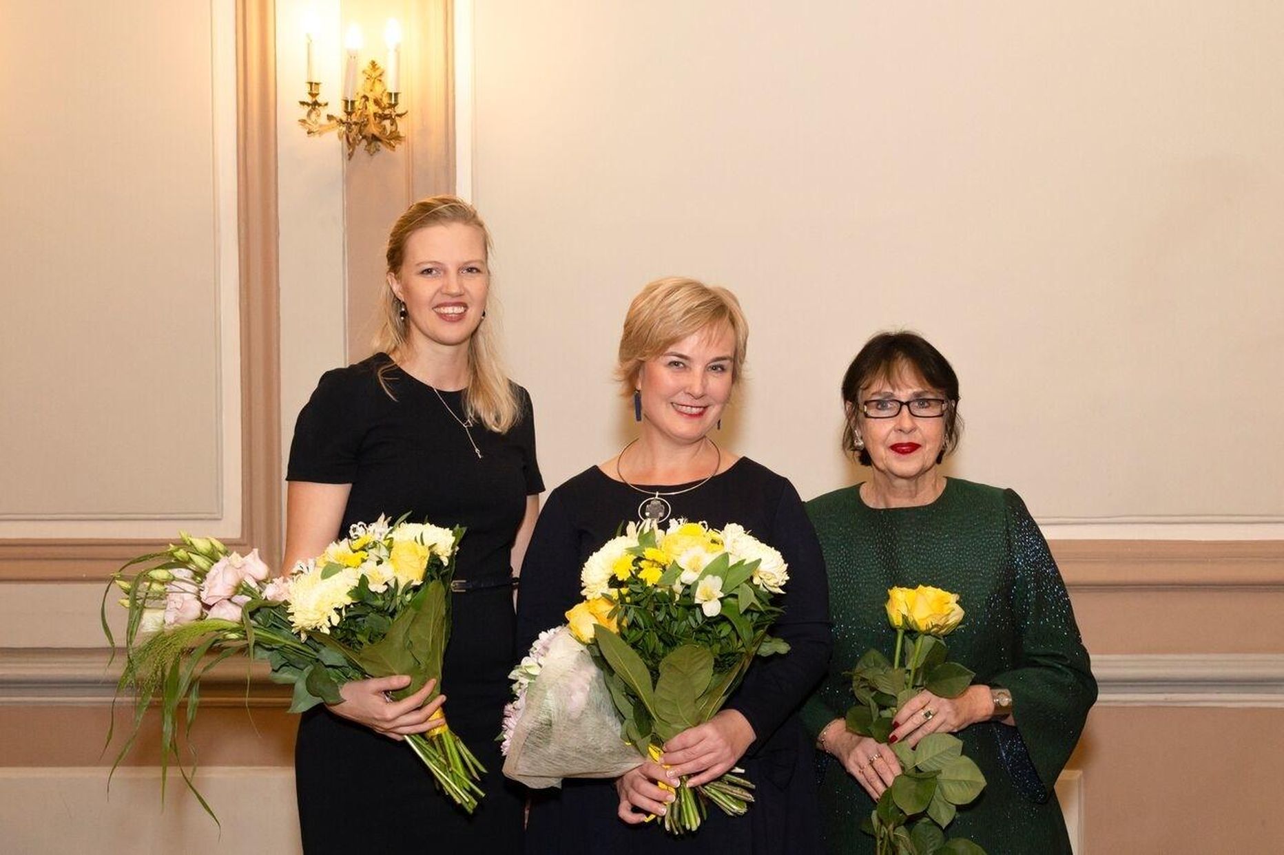 Eestis tunnustatakse igal aastal noort naisettevõtjat ja muidu silmapaistvat naist. Pildil noor naisettevõtja Ann Runnel (vasakult), aasta naine Eva Truuverk ja aasta naise nominent Sirje Helme.