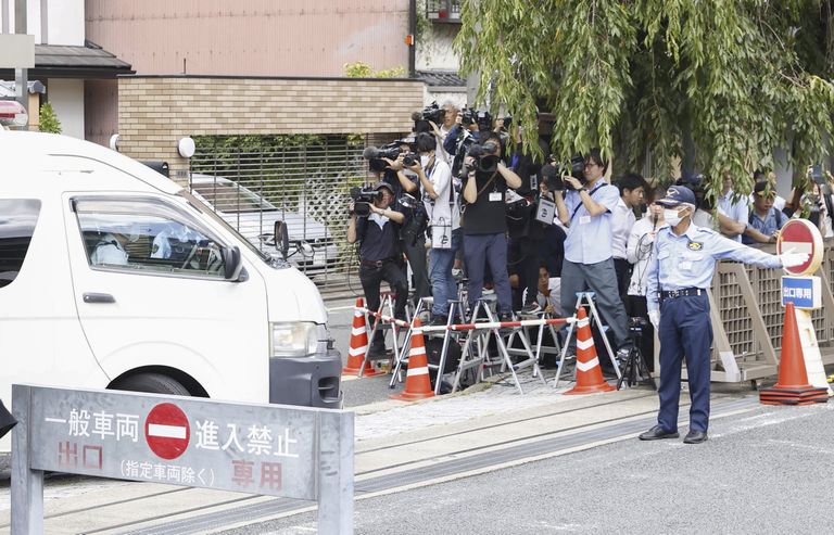 Ajakirjanikud ootavad võimalust tabada oma vaatevälja Kyoto ringkonnakohtusse transporditud süüalune.