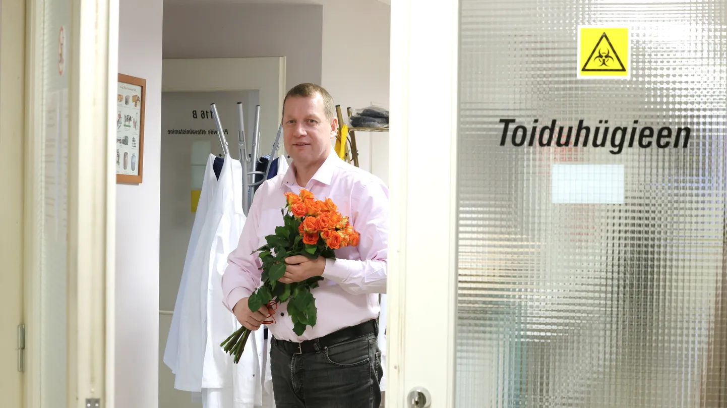 Aasta õppejõu tiitli pälvinud maaülikooli professorile Mati Roastole meeldib ka laboris askeldada. Sealt võis Roastot leida ka esmaspäeva hommikul, mil rektor teda lilledega õnnitlema tuli.