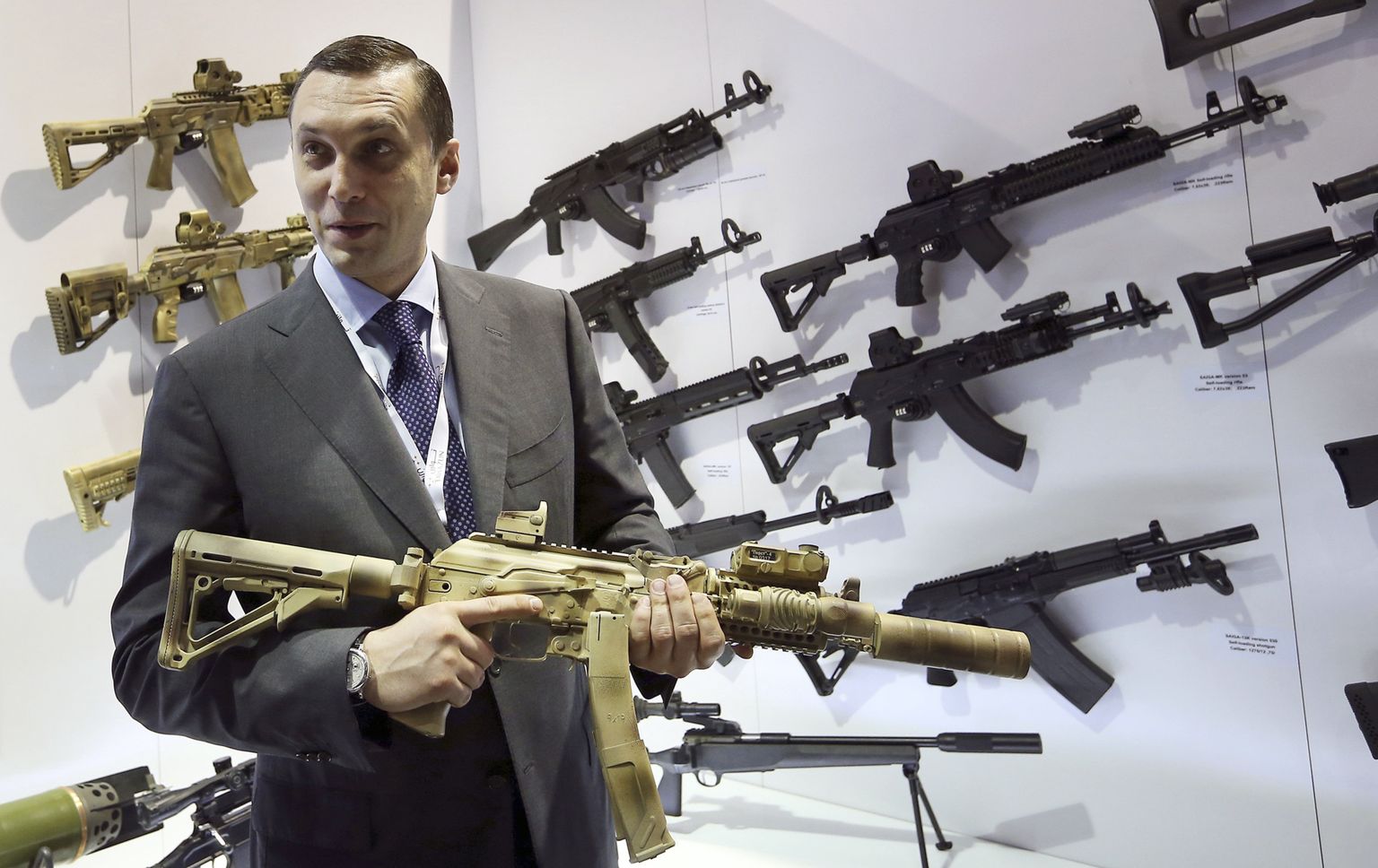Venemaa praegune asekaitseminister Aleksei Krivorutško Abu Dhabi kaitsetööstuse messil 2015. aastal, kui ta oli veel relvatootja Kalašnikovi kontserni tegevjuht.