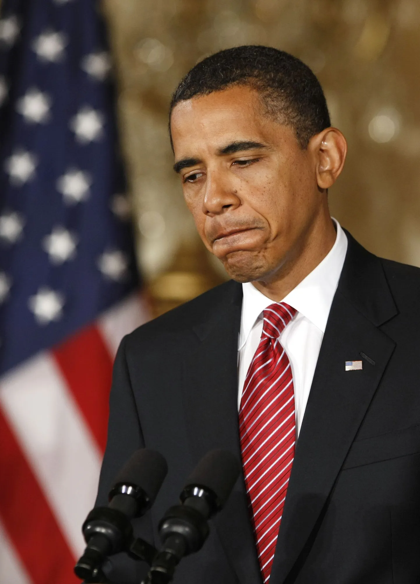 Barack Obama leinab.