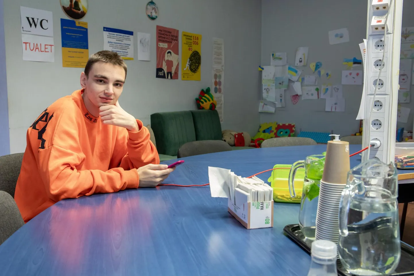 Donetski oblastist Mariupolist pärit Oleksandr Shevchenko tutvus neljapäeva õhtul Pärnu infopunktis pakutavaga.
