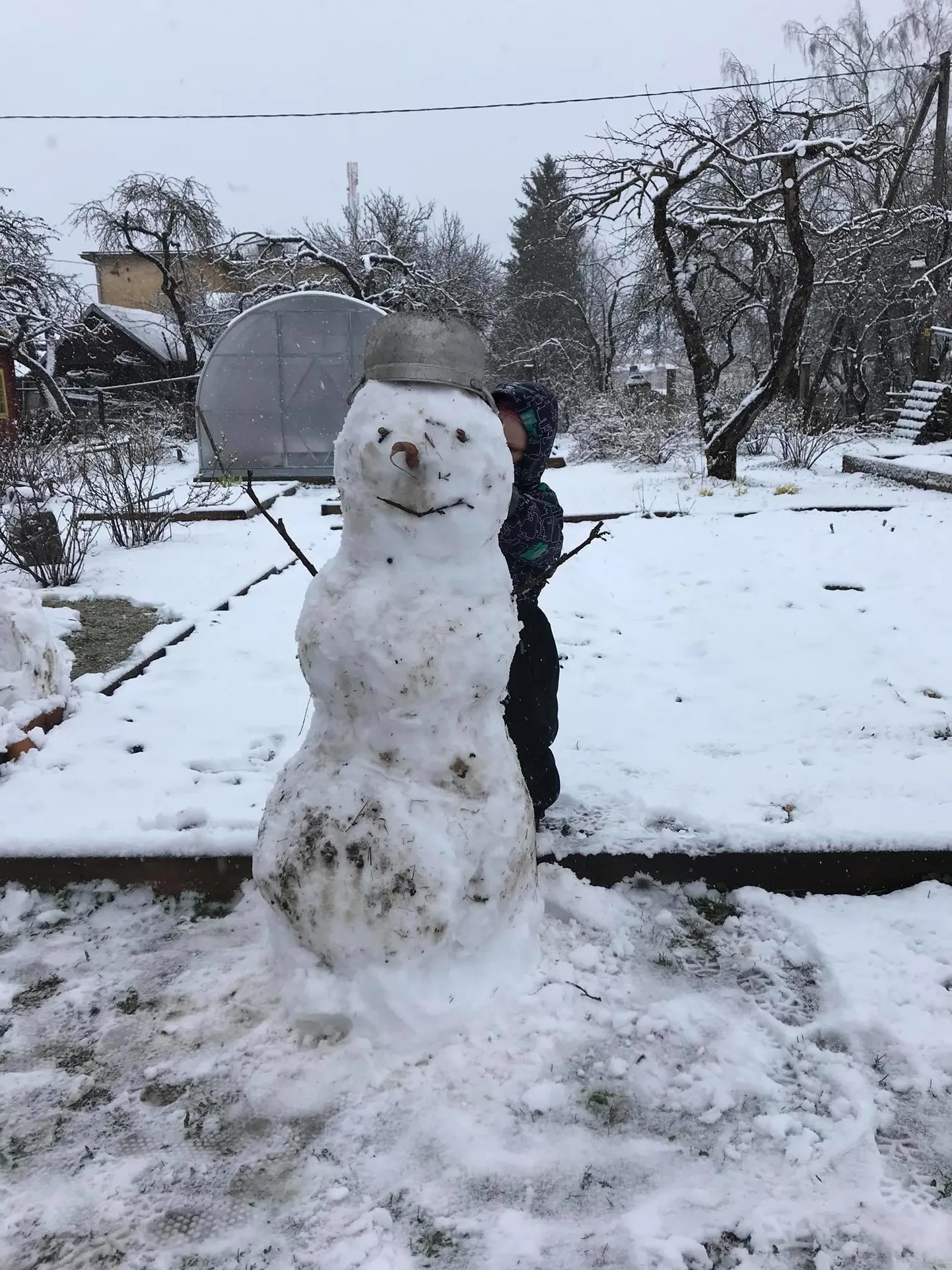 Vanarahvas ütles ikka, et ega tali taeva jää. Ja ei jäänud ka sel aastal. Neljapäeva hommikul kattis maad lumevaip, mõis võimaldas isegi lumemeest meisterdada.