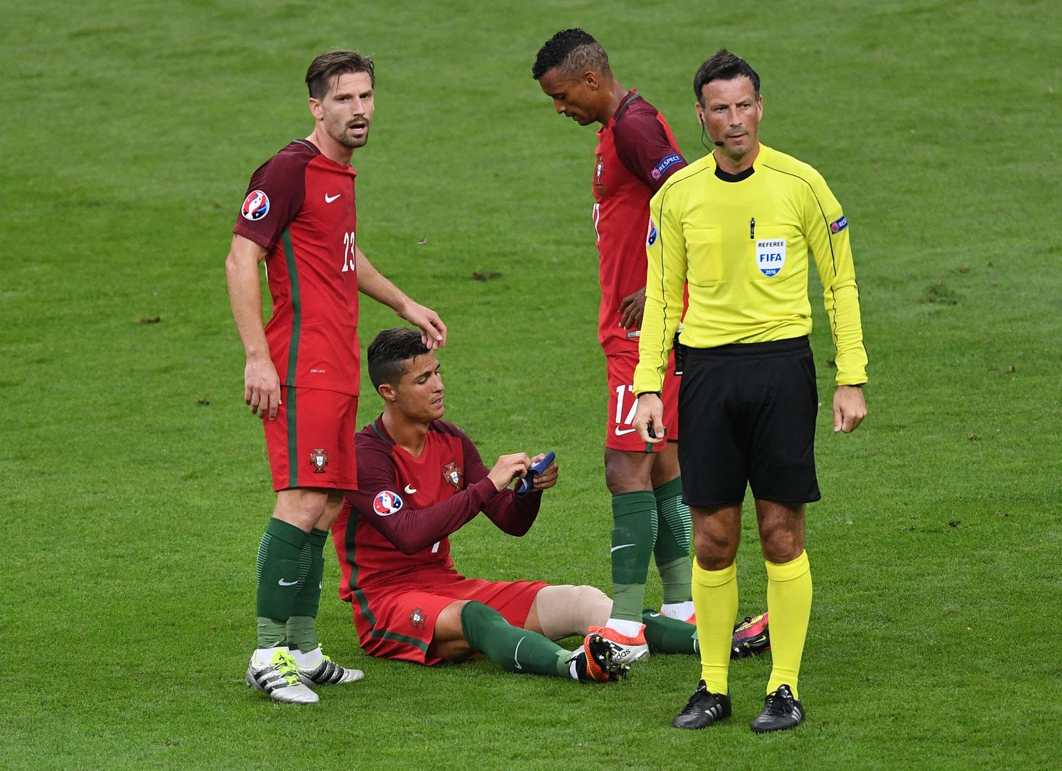 Cristiano Ronaldo püüdis vigastusele vaatama EM-finaalis mängimist jätkata, ent pidi valule lõpuks alla vanduma.