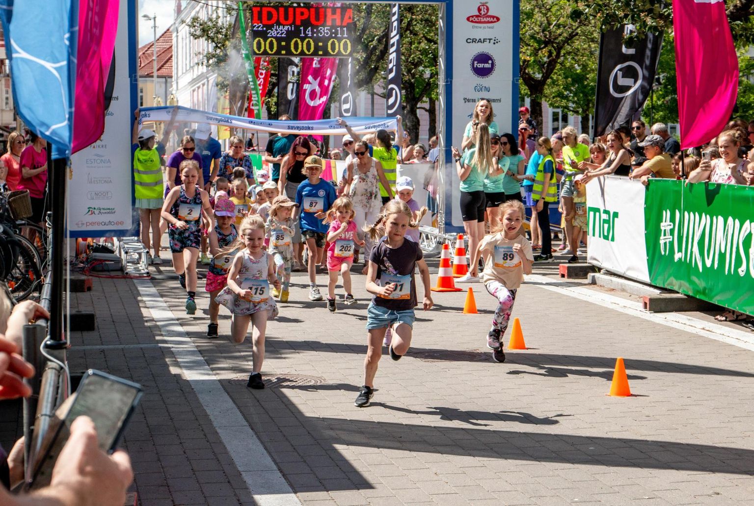Võidupüha maratoni üristused algasid tavapäraselt lastejooksudega Pärnus Iseseisvuse väljakul.