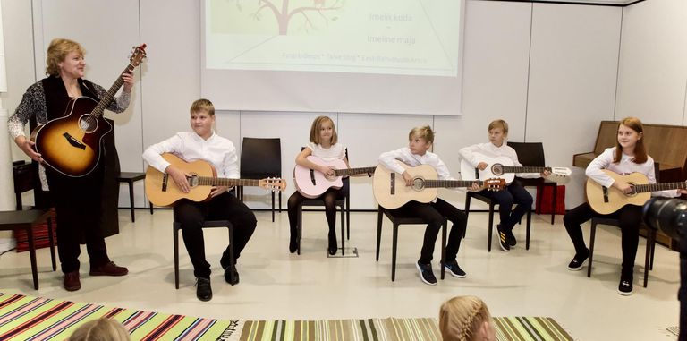 Kiire arengu eest pälvis autasu Pärnu loovuskeskuse kitarriansambel Kitarr 2.