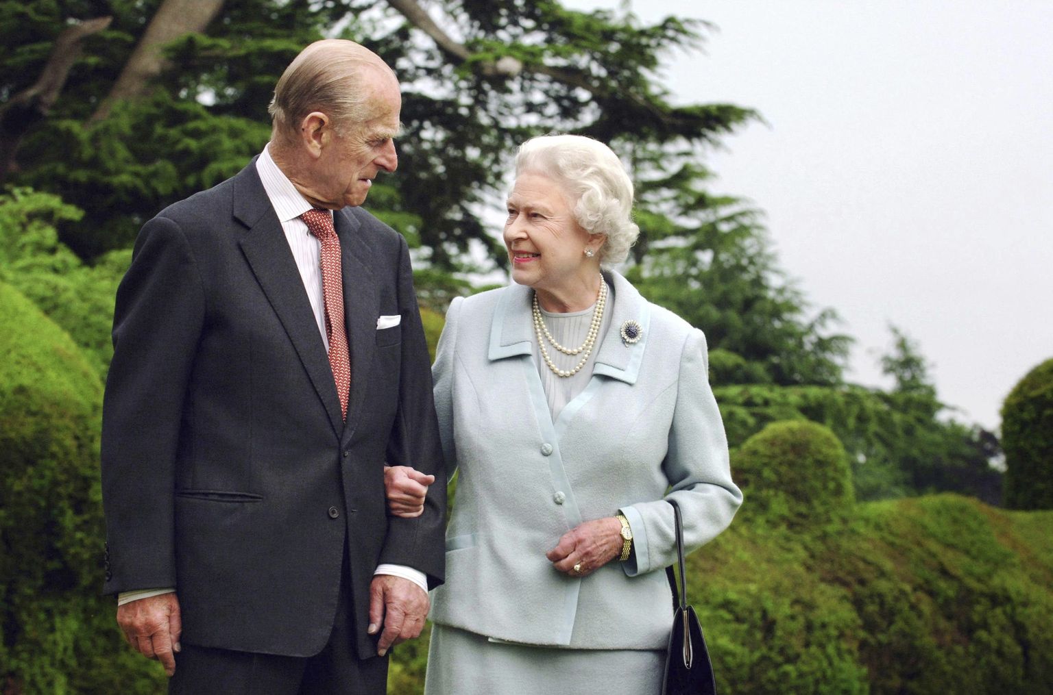 Briti kuninganna Elizabeth II ja ta abikaasa prints Philip 2017. aasta fotol. Kuninganna vasakus käes on näha sõrmuseid