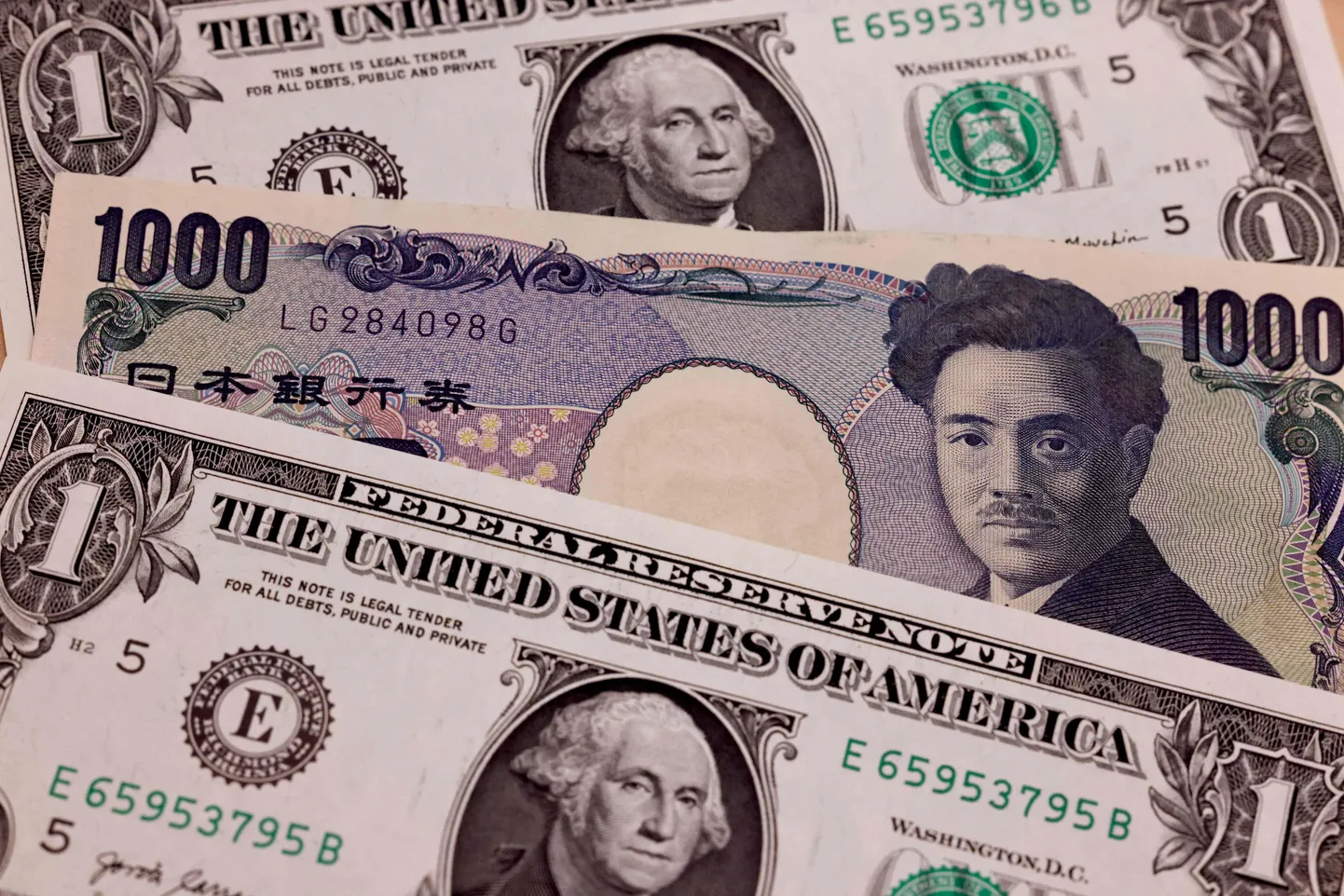 Jeen aina nõrgeneb ja USA dollar tugevneb
