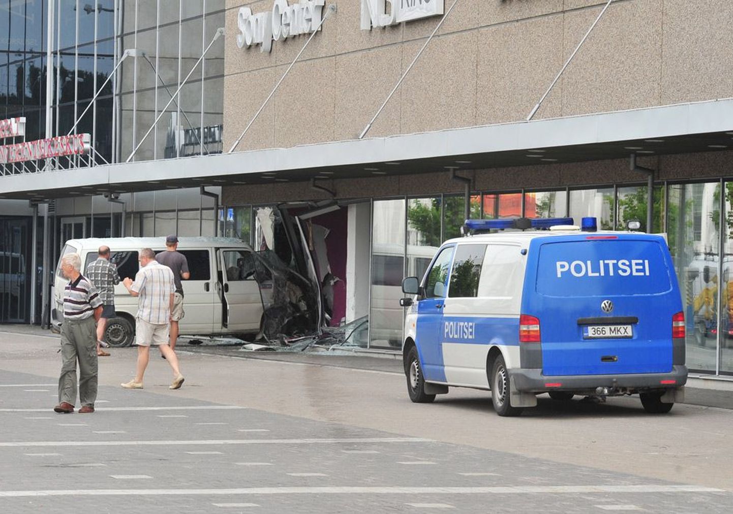 На прошлой неделе Volks­wagen Transporter въехал в парикмахерский салон в торговом центре Tasku в Тарту.