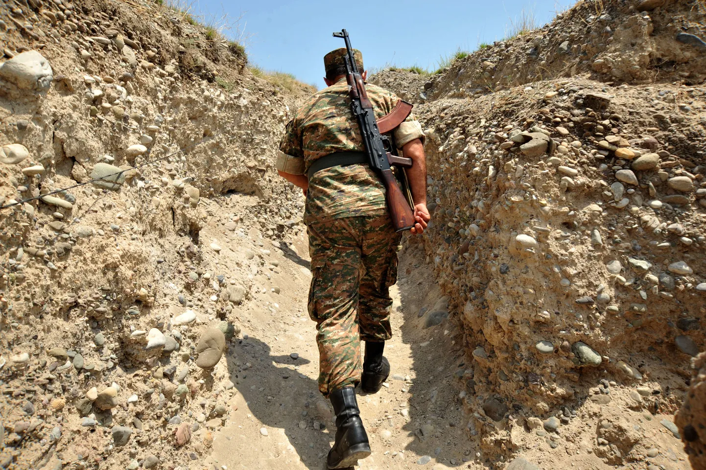 Armeenlasest sõdur tunnustamata Mägi-Karabahhi piiril.