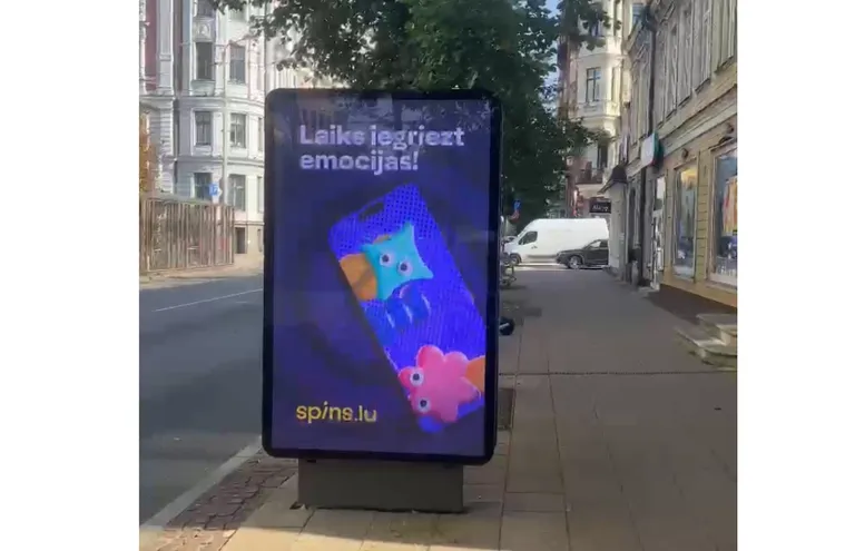 Līdzīgi “Feniksss” rīkojas arī online kazino “Spins”, kura reklāmas izvietotas pilsētvidē. Tās ir kodolīgas un ved uz mājaslapu, kas beidzas ar “.lu”. To pareizi ierakstot, atveras it kā nevainīgu prāta spēļu lapa. Neviena no tur esošajām spēlēm gan nestrādā. Bet, ja ierakstīs “.lv”, atvērsies azartspēļu vietne.