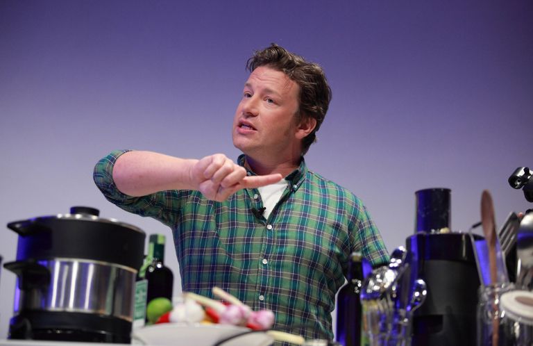Jamie Oliver augustis 2012 Berliinis toitlustusmessil selgitusi jagamas