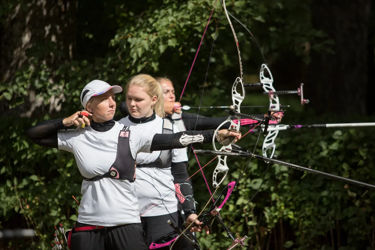 Segavõistkondade sportvibulaskmises võitis Vana-Võidu klubi liige Laura Nurmsalu (esiplaanil) koos klubikaaslase Martin Ristiga kulla, kuid individuaalset meistritiitlit püüdes tuli tal alla vanduda Järvakandi sportlasele.