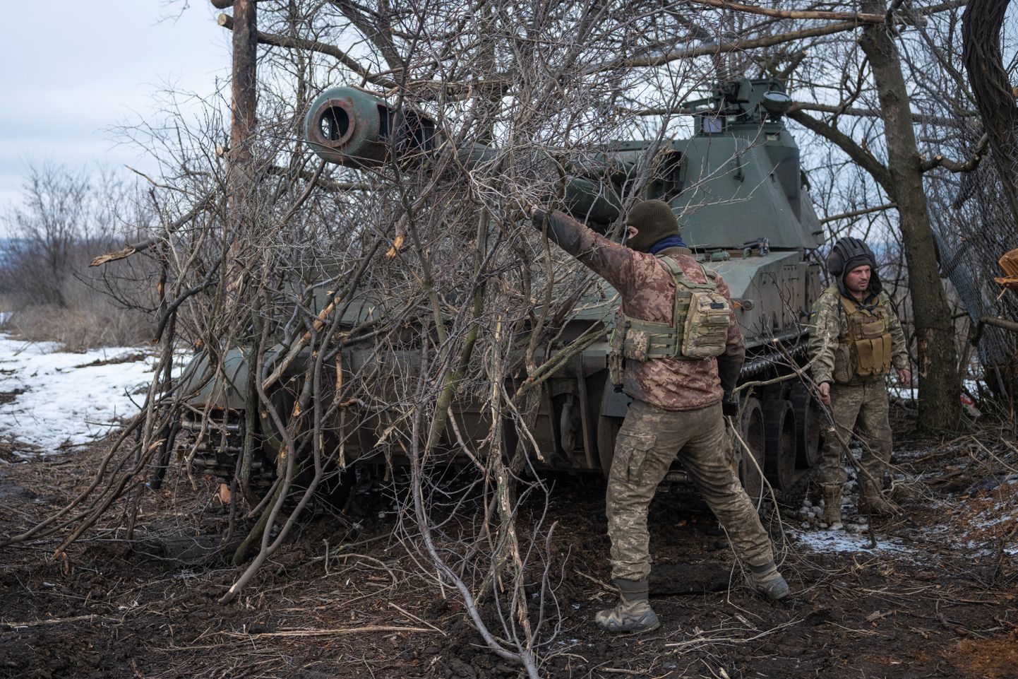 Ukraina sõdurid 28. iseseisvast mehhaniseeritud brigaadist valmistuvad liikurhaubitsast 2S3 Akatsiya tuld andma Vene positsioonide suunas Bahmuti lähistel 25. veebruaril.