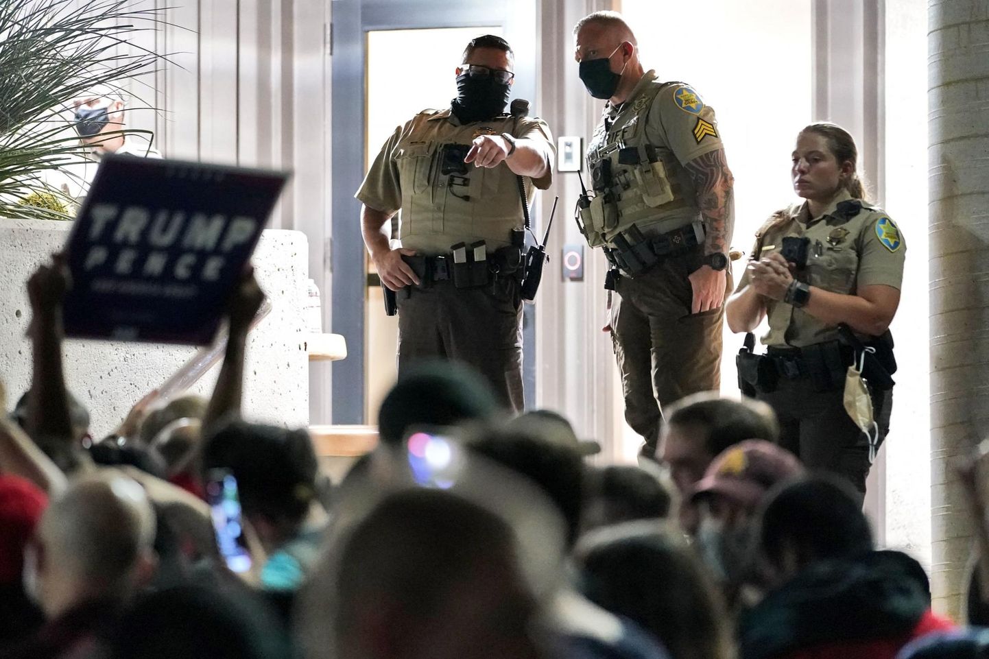 Maricopa maakonna valimistöötajaid pidi Donald Trumpi toetajate eest kaitsmiseks jaoskondadest sisse-välja juhatama politseieskordiga. 