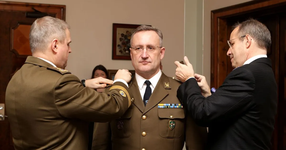 The President of the Republic presented the Commander of the Defence ...