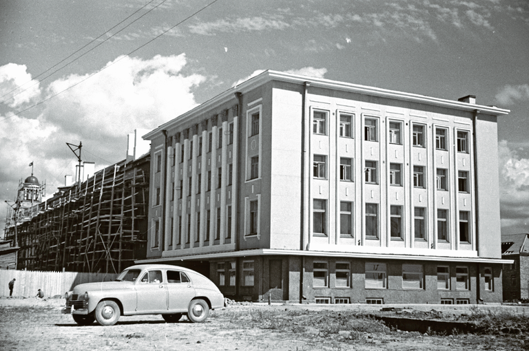 По окончании войны здание восстановили. 1949 год.