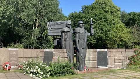 Leedu hakkab linnaväljakutselt punaväelasi ümber matma