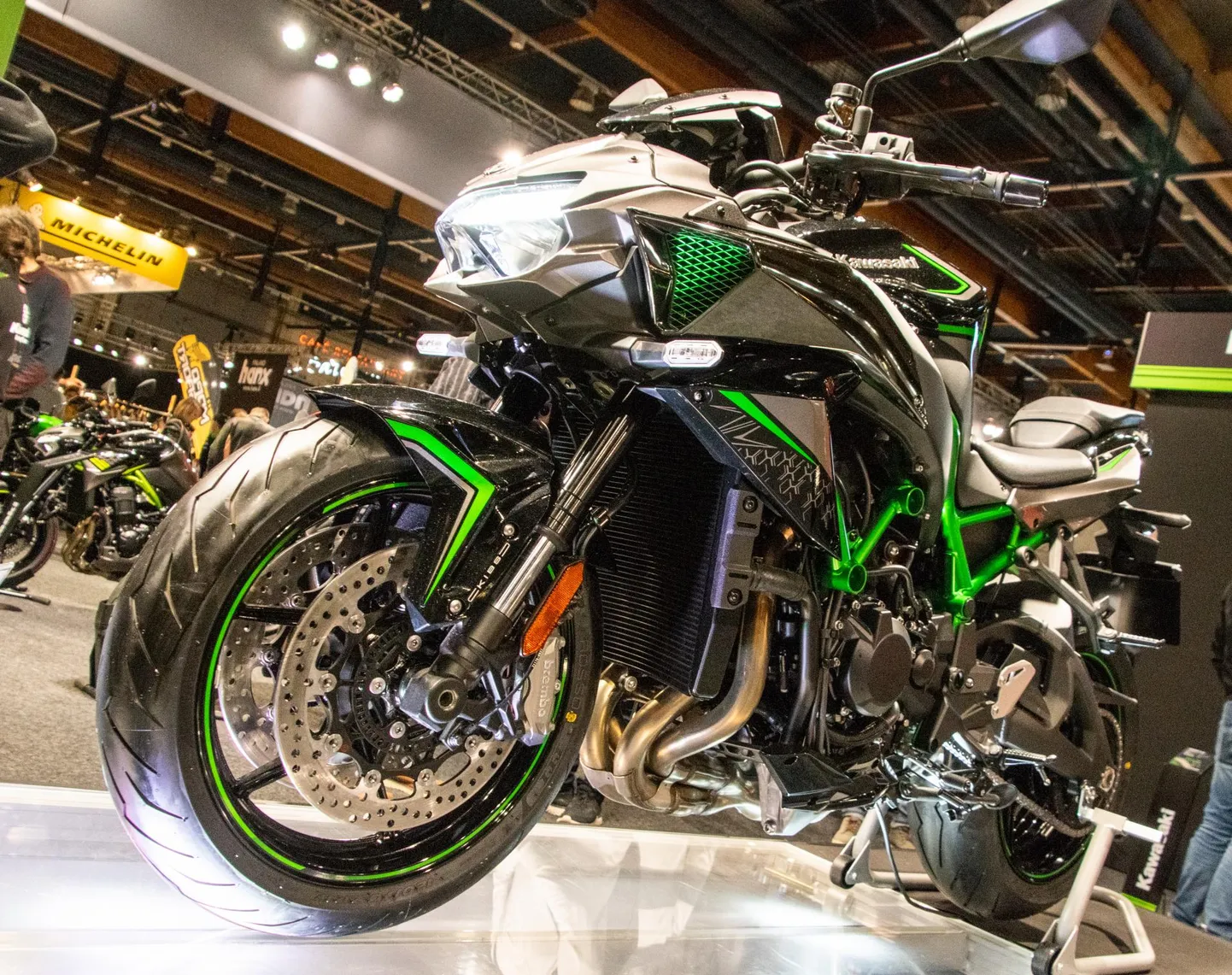 Kawasaki tsiklite lõikav graafika meenutab transformereid.