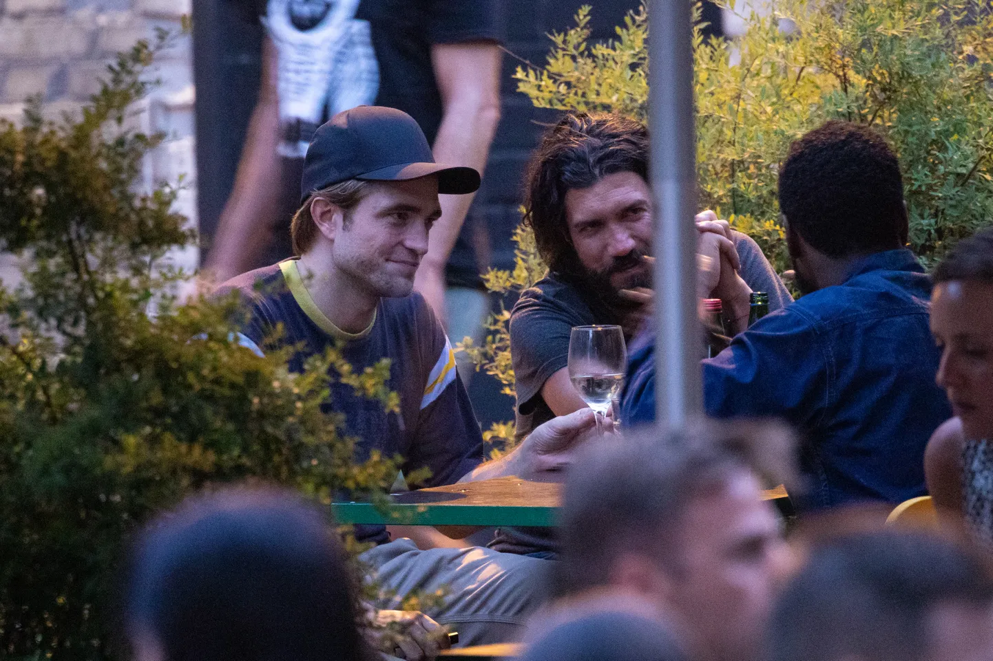 Robert Pattinson ja John David Washington Telliskivi Loomelinnakus Eesti võtteperioodi lõppu tähistamas