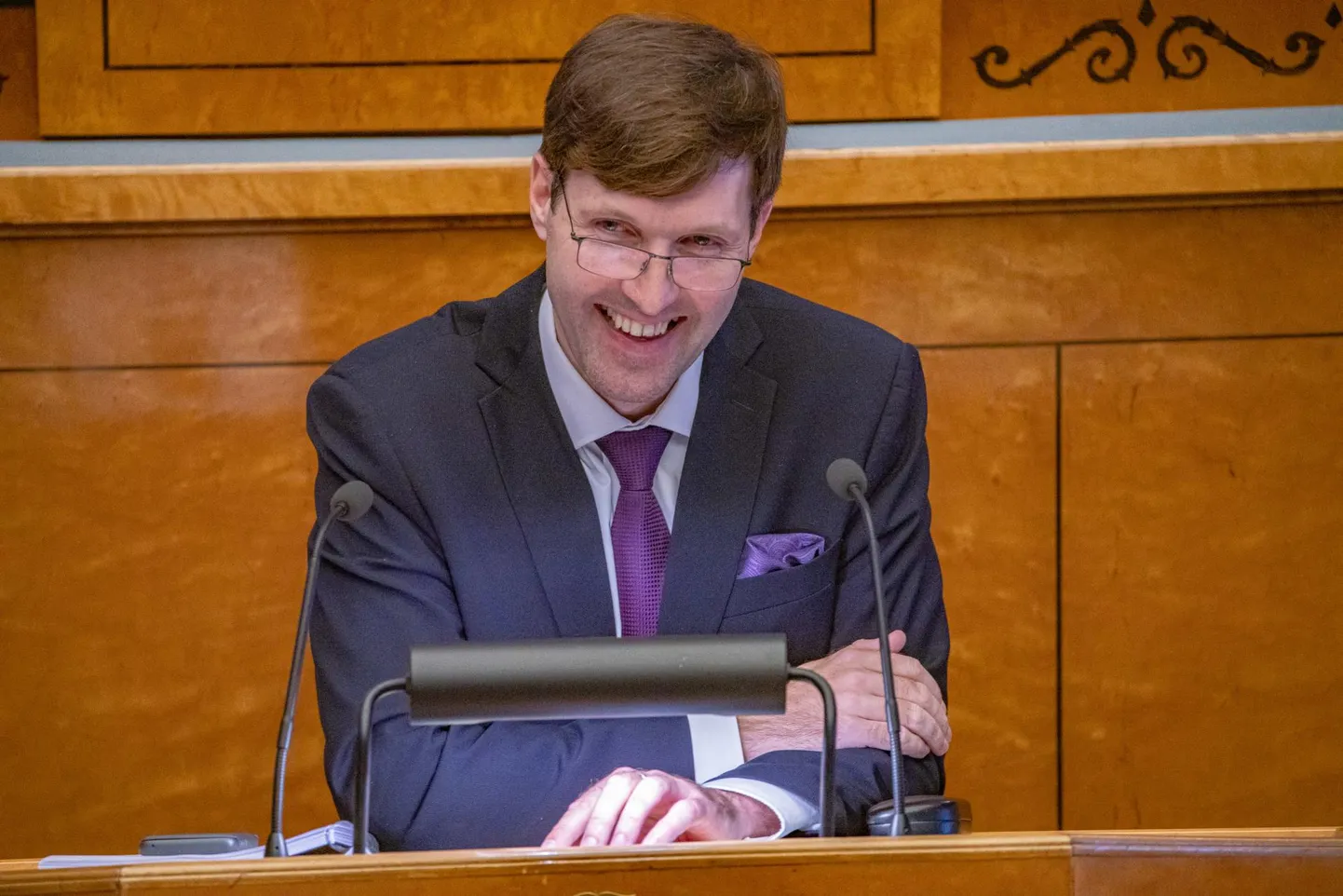 Riigikogus eelarve esitlemine võttis rahandusminister Martin Helme korduvalt muhelema. (Opositsiooni)koerad las hauguvad võimuliidu karvan läheb edasi.
