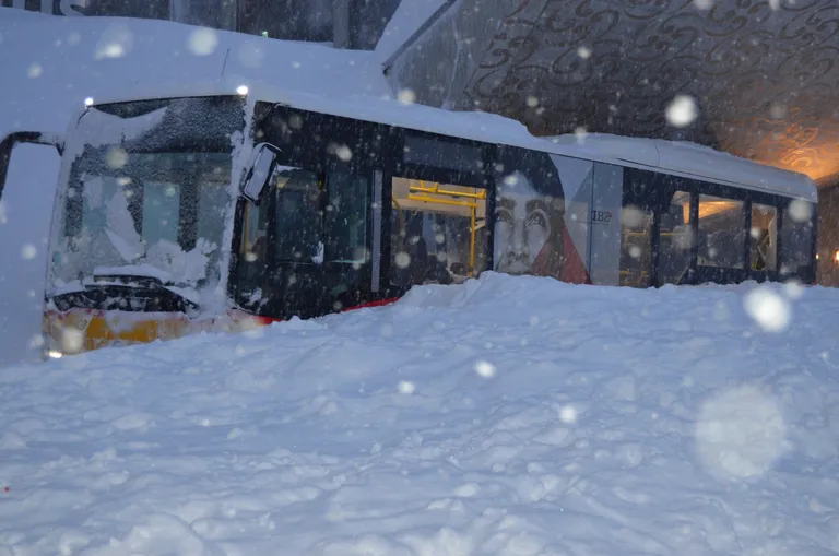 Šveices viesnīcā ielaužas sniega lavīna