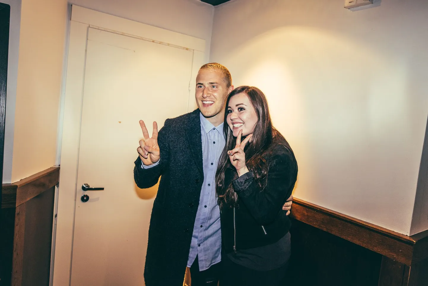 Ameerika staar Mike Posner esines kinnisel üritusel fännidele