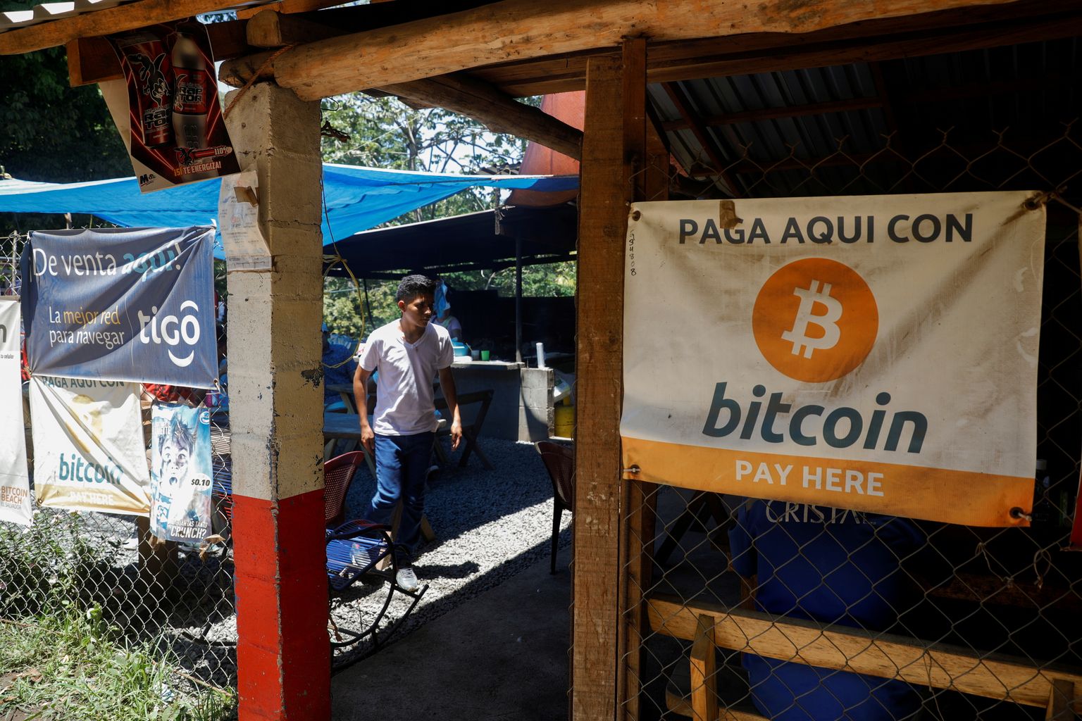 Bitcoini sai ka varem El Salvadoris mitmetes müügipunktides kasutada, näiteks väikeses kõrtsis El Zonte rannas Chiltiupanis.