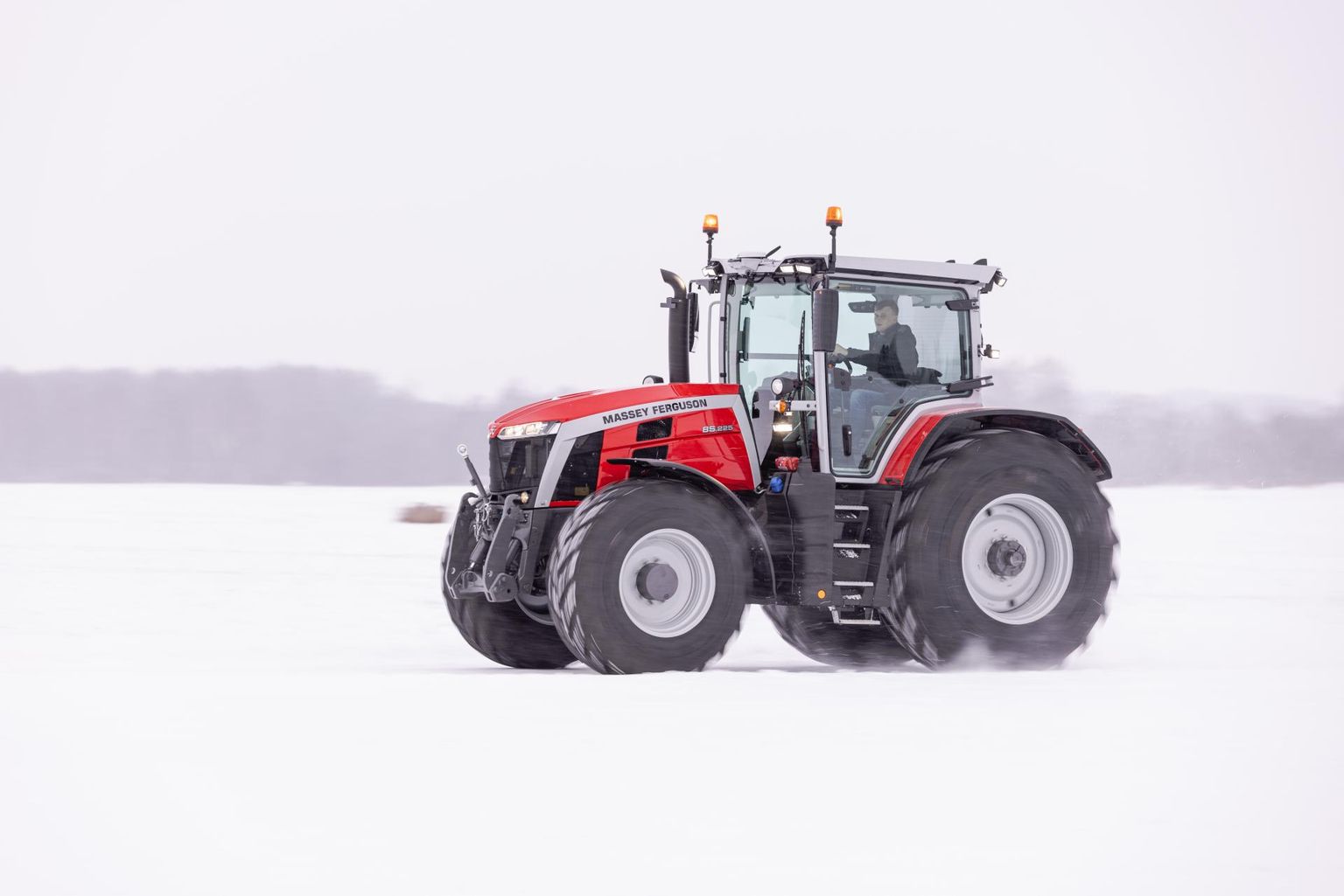 Eelmisel suvel esmakordselt esitletud ja hiljem 2021. aasta traktori tiitliga pärjatud ­MF 8S jõudis ka Eestisse. Esialgu jääb see demo­masinaks.