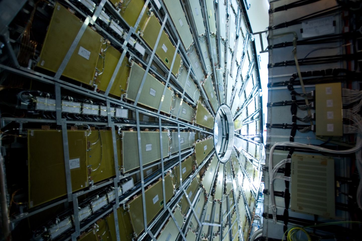 Higgsi bosoni lagunemine tuvastati selle avastamise kohas, Suures Tuumaosakeste Põrgutis Šveitsis.