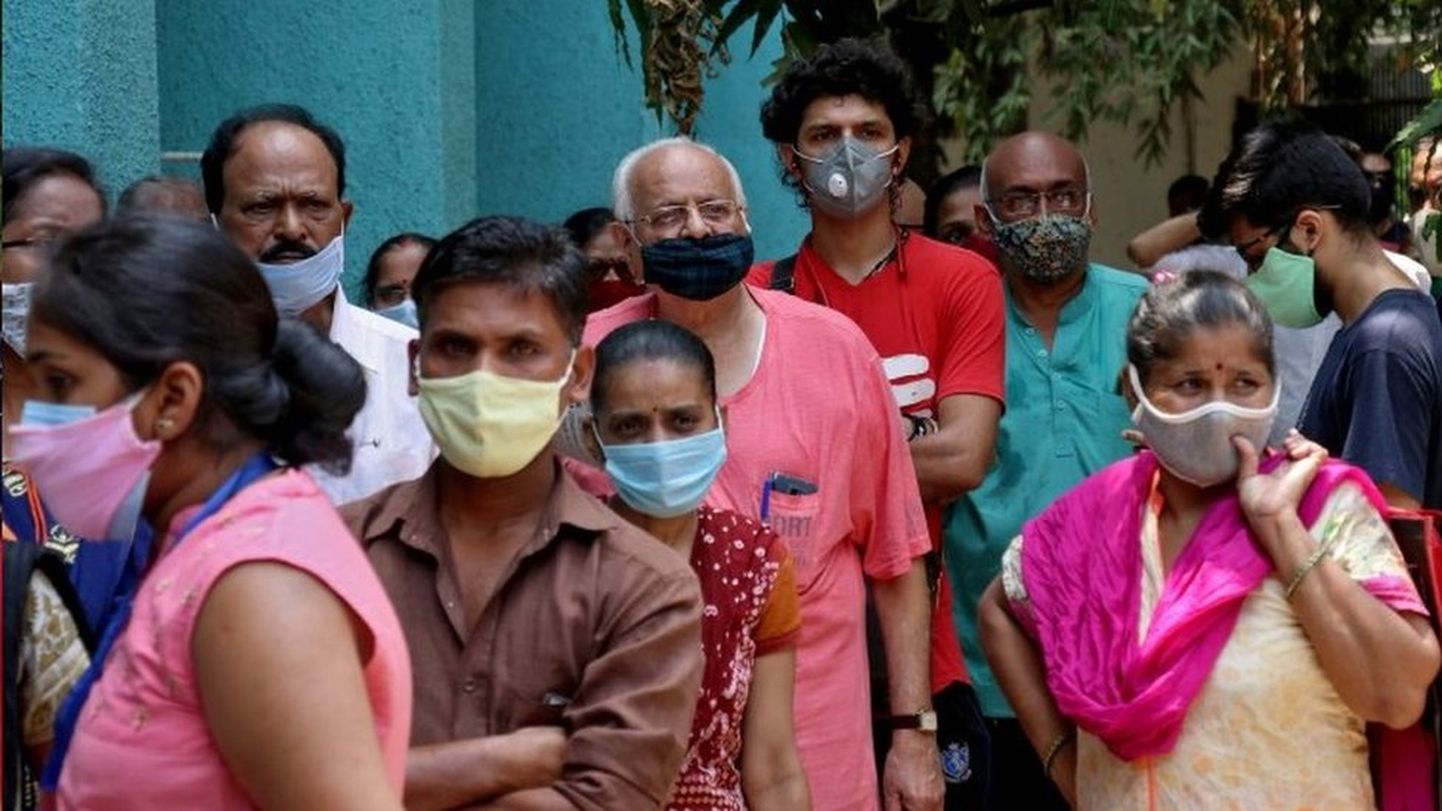 Жители Мумбая вынуждены выстаивать длинные очереди, чтобы привиться от ковида. Вакцины не хватает, несмотря на то, что Индия - ее крупнейший производитель