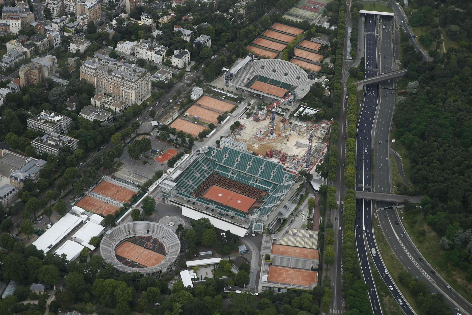 ROLAND GARROS: Prantsusmaa lahtiseid võõrustav tennisemeka ilmutab väsimuse märke, aga plaanide järgi viiakse 2020. aastaks lõpule jõuline iluoperatsioon, mis muudab kompleksi hoopis kütkestavamaks paigaks.