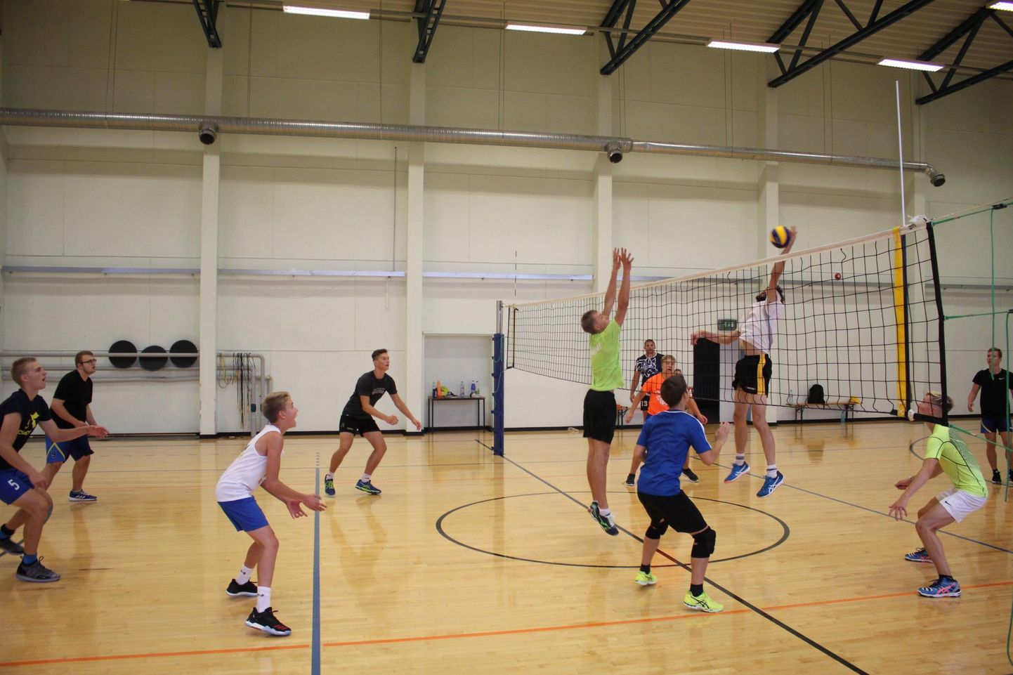 IMsport/Järvamaa võrkpallimeeskonna mängijad õpivad treeningutel üksteist tundma ja proovivad platsiasetusi.