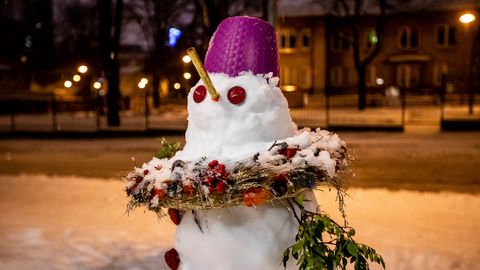 Pealinnas võetakse lumest viimast: tänavaid ehivad lumememmed 
