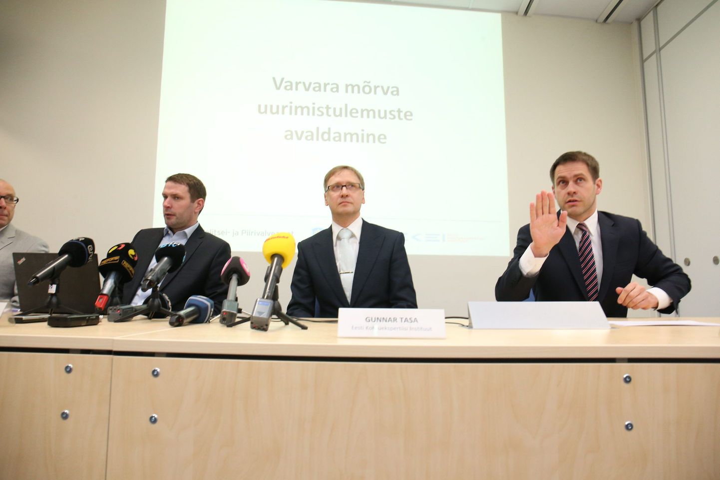 Представители полиции, прокуратуры и Института судебной экспертизы Эстонии на пресс-конференции по делу об убийству 9-летней Вари Ивановой.