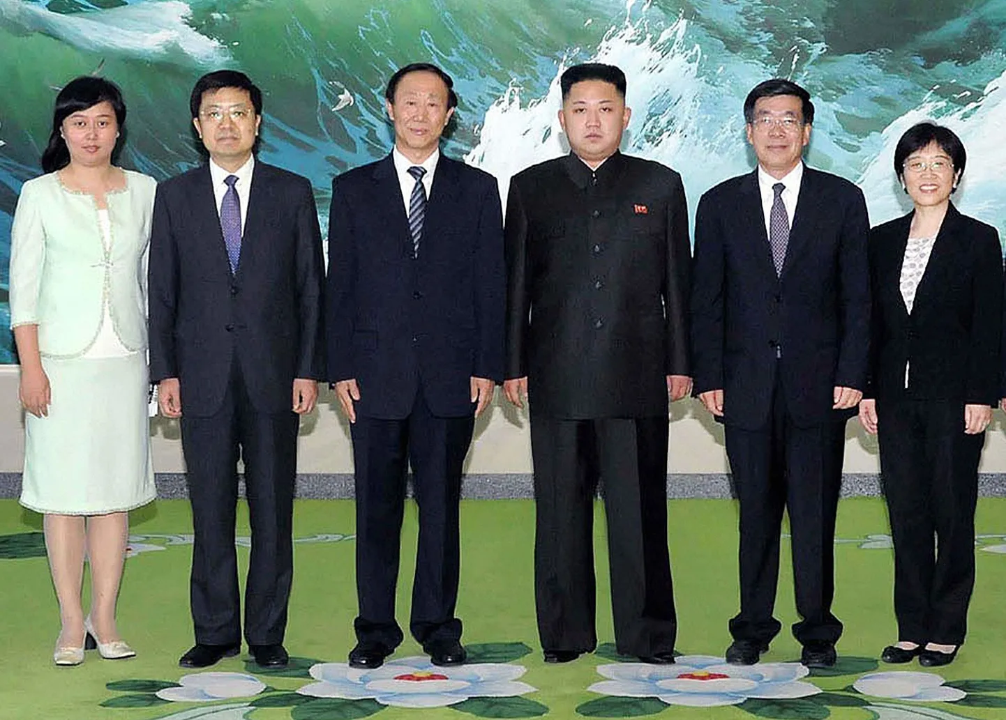 Põhja-Korea liider Kim Jong-un koos Hiina poliitikutest koosneva delegatsiooniga.