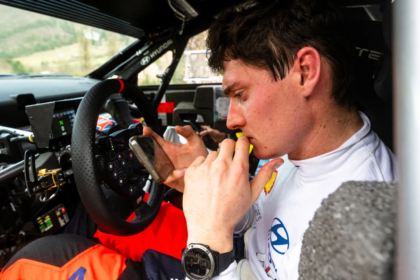Adrien Fourmaux oli esimene WRC-sõitja, kes sai uute reeglite tõttu kopsaka rahatrahvi otseülekandes vulgaarse sõnavara kasutamise eest.