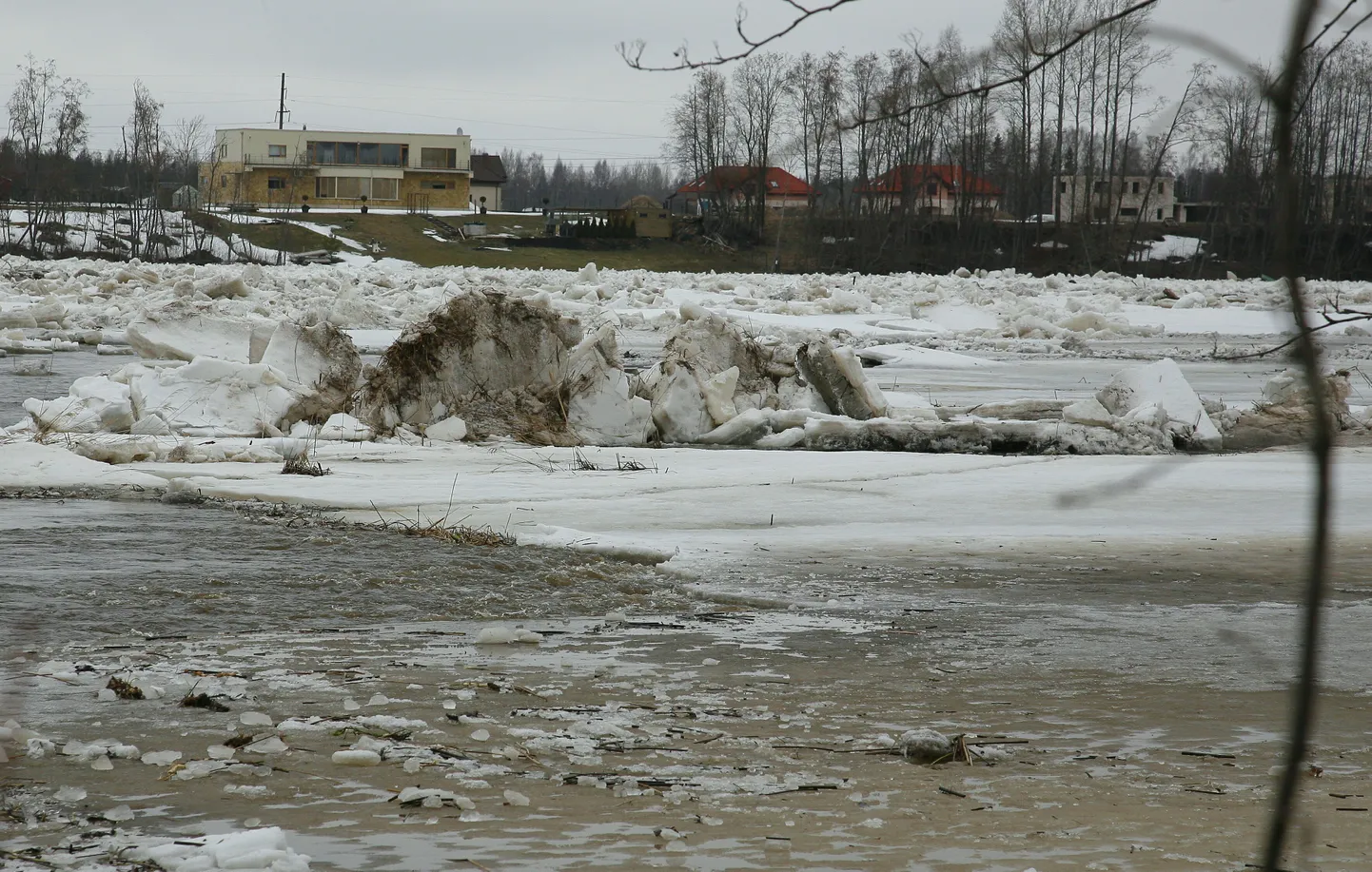 Rüsijää Pärnu jõel Linnuriigi all enne Tindisaari.