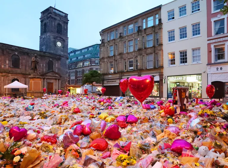 Hukkunute mälestamine Manchesteris St Ann Square'il