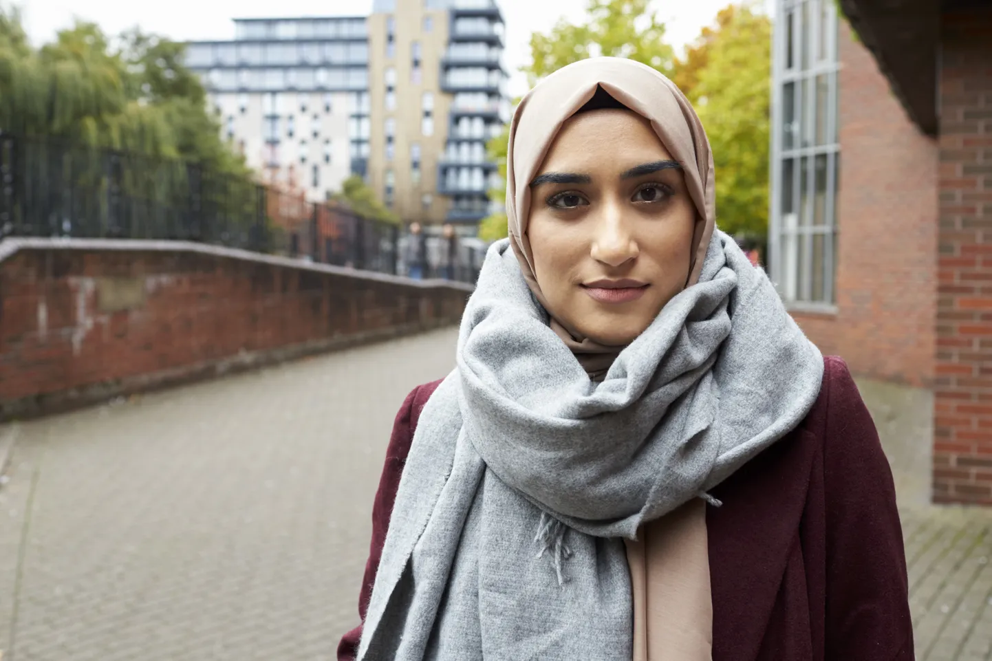 Noor mosleminaine. Pilt on illustreeriv