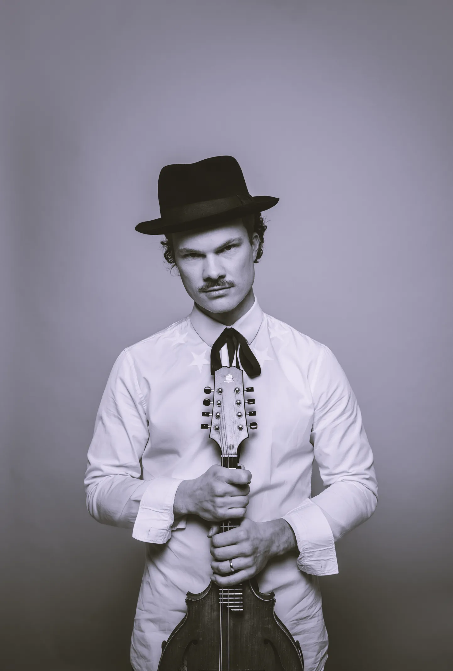 Известный по группе "Curly Strings" виртуоз-мандолинист Виллу Талси выйдет на сцену вместе с концертмейстером группы виолончелей ERSO Теодором Синком и одним из самых ценимых джазовых басистов Эстонии Пеэду Кассем.