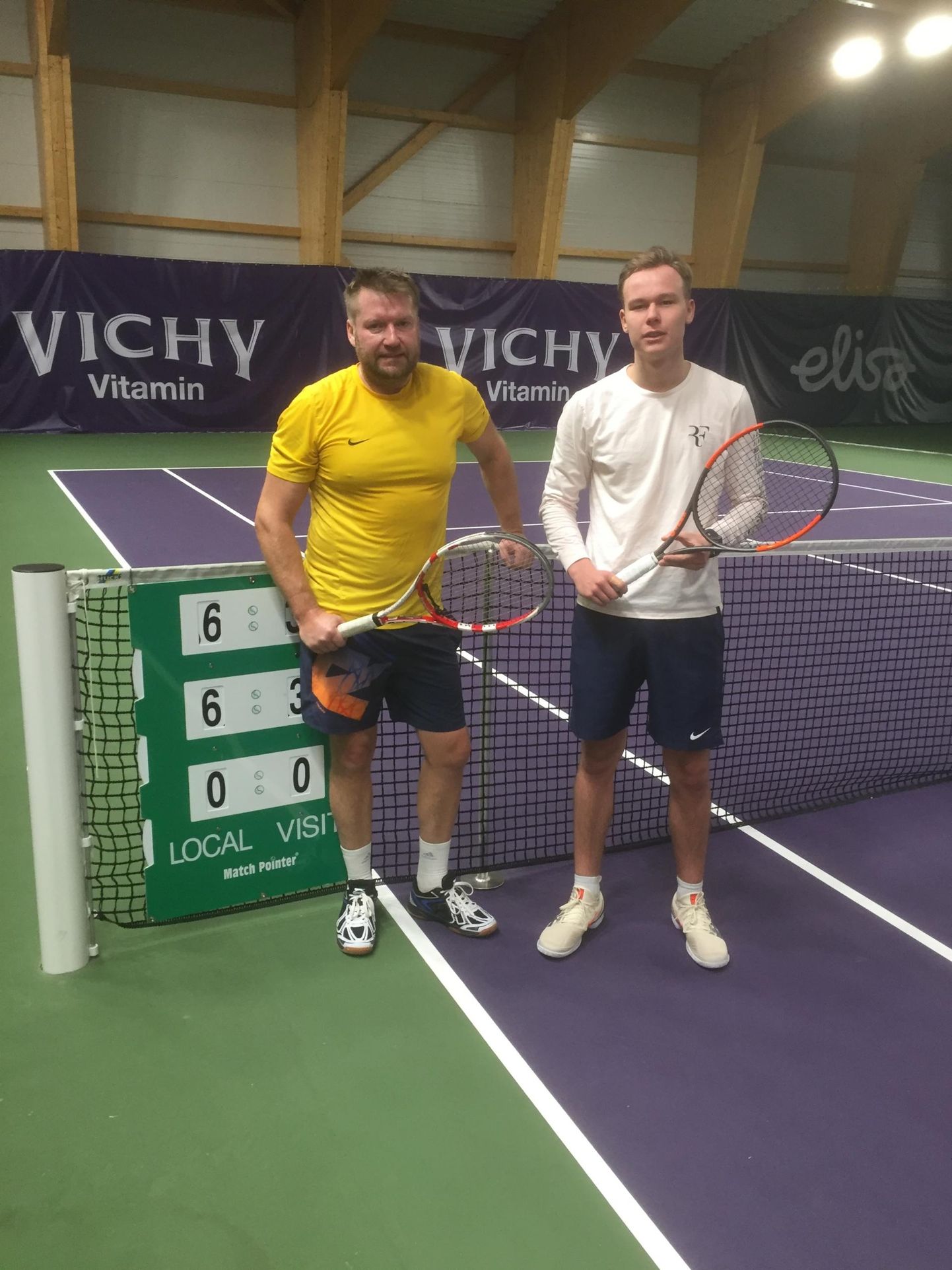 Rakvere Tenniseklubi aasta parimate tenniseturniiril oli Raido Oolma (valges) üle Artur Antropovist.