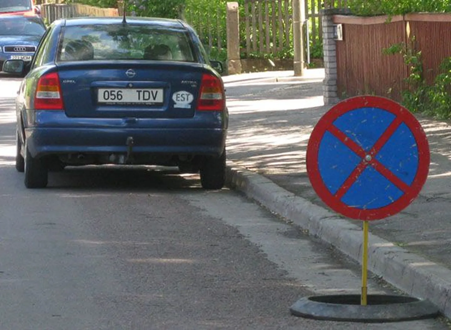 Autojuht on vaatamata peatumist keelavale märgile parkinud oma auto Tartus J.Hurda ja Taara pst ristmiku ees 28.05.09 kell 10.30.