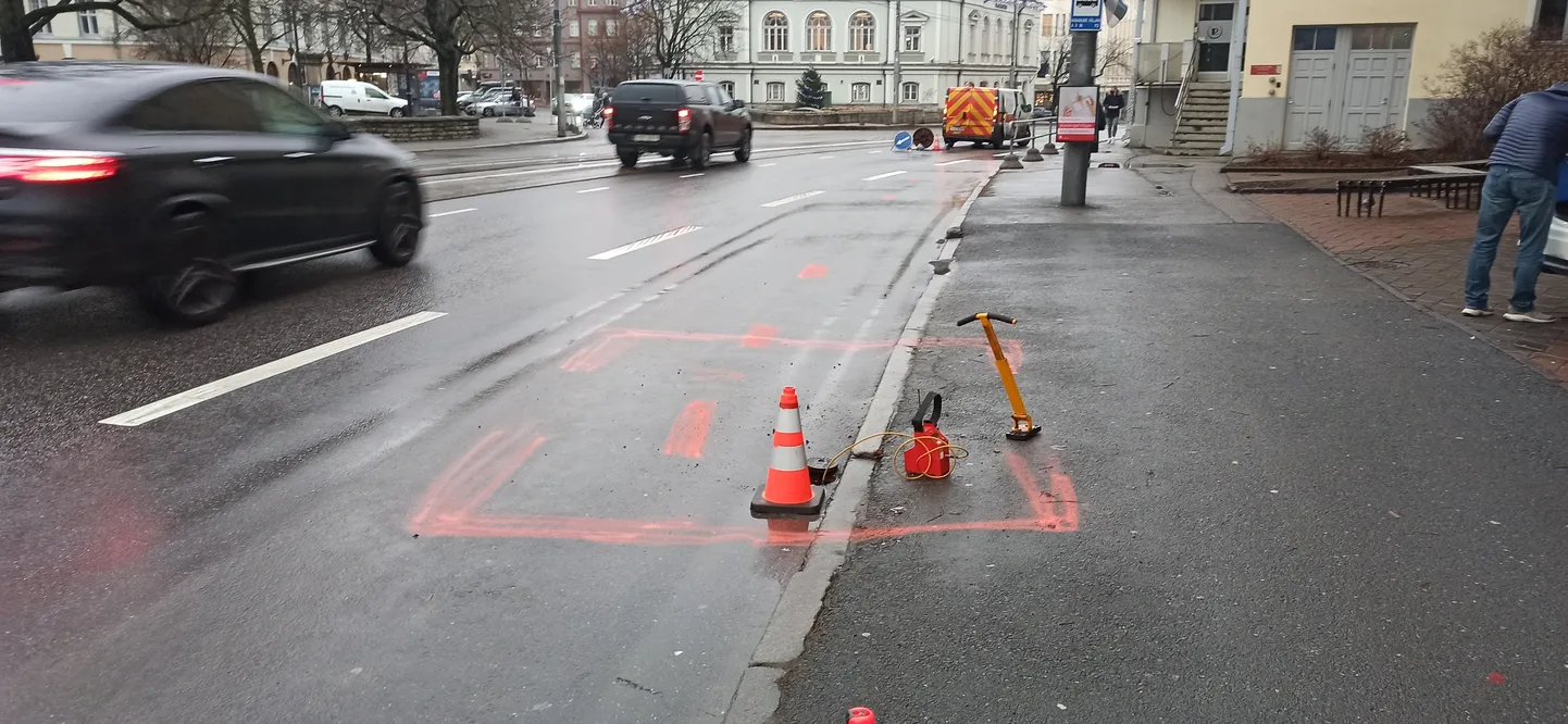 Veeavarii häirib Vabaduse platsi lähistel liiklust.
