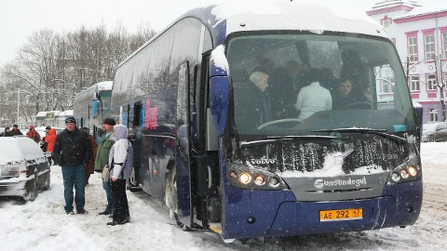 Aastavahetusel ja sellele järgnevatel päevadel liigub läbi piiripunkti Venemaalt Eestisse tohutu turistide voog - nii busside kui sõiduautodega.