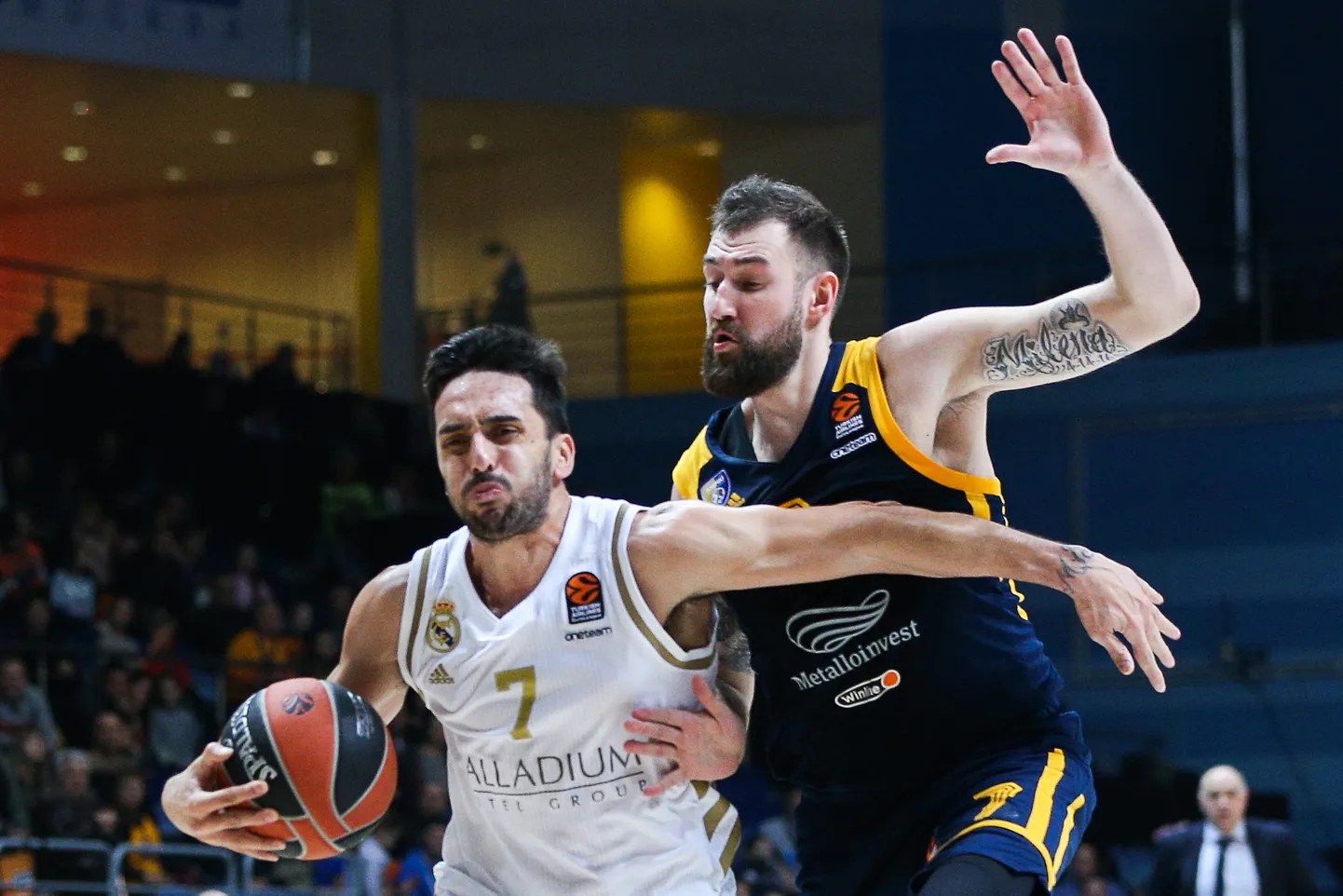 Facundo Campazzo mängib üle Himki mehe Sergei Karasjovi.