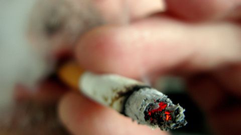 В Эстонии хотят ввести запрет на курение в парках и на пляжах