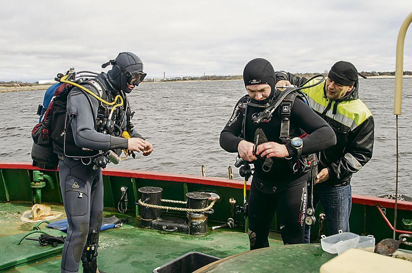 Pärnu lahe merepäästeseltsi sukeldujad Norman Talson ja Kaspar Reile sulistasid eile muulide vahel, otsitavat laevavrakki siiski leidmata.