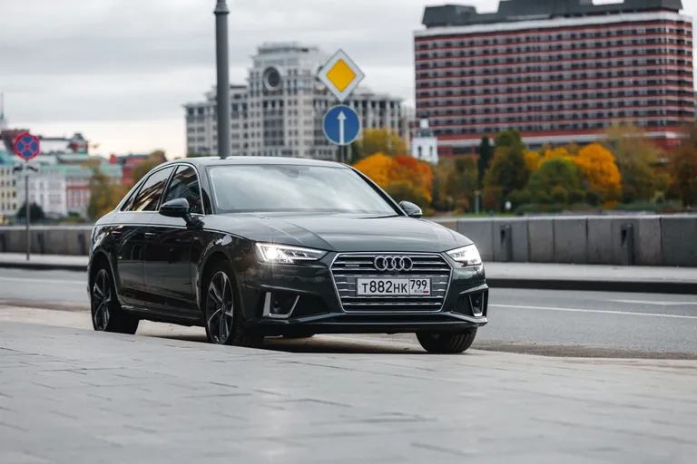 Audi A4.